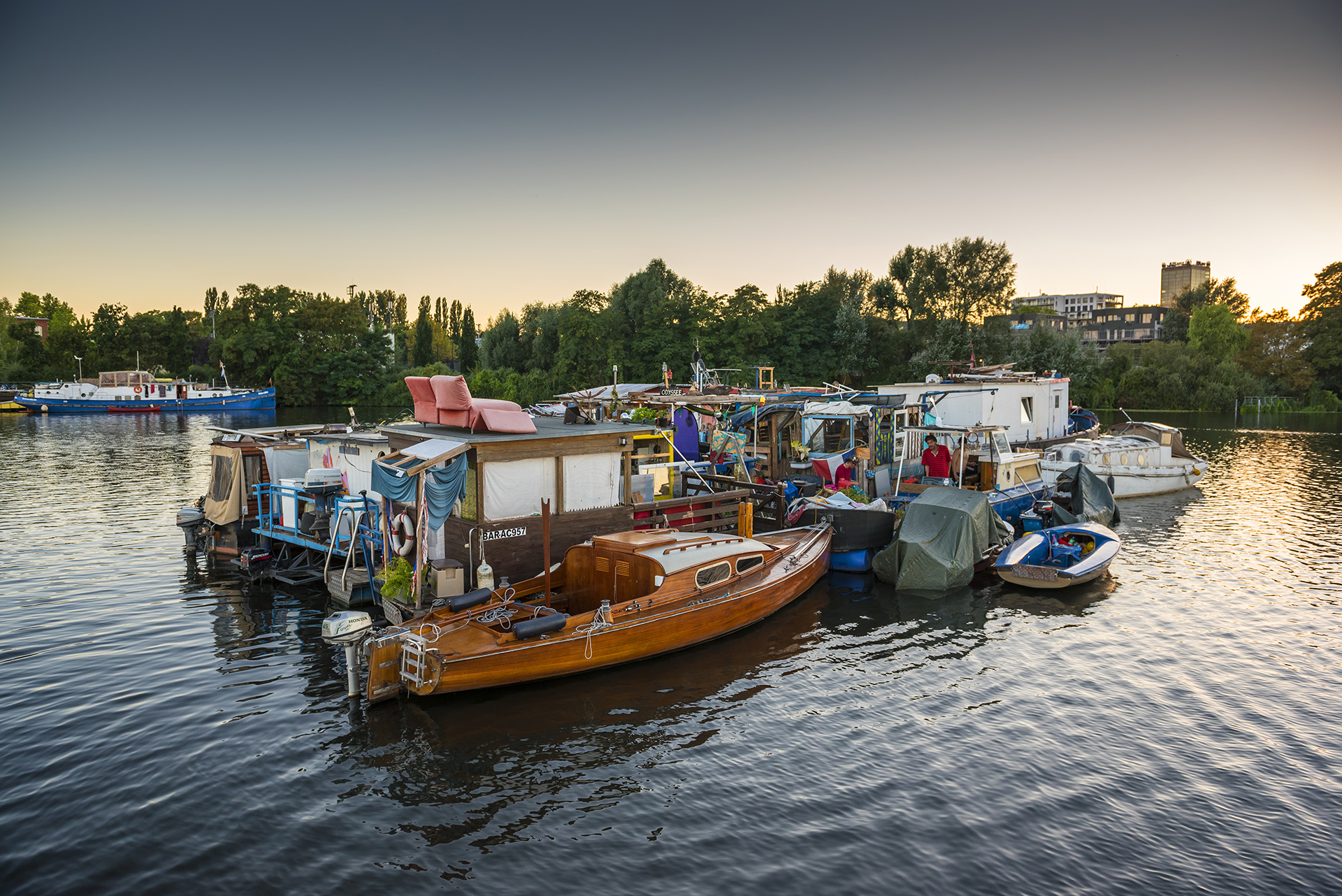 Ankerverbund, Ansammlung ankernder Boote, auf dem Rummelsburger See. Die schwimmende künstliche Insel trägt den Namen "Lummerland". Berlin, 30.08.2016
