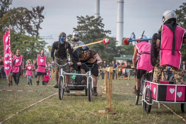 Berlin Pedäl Bättle, Team-Wettkampf im mittelalterlichen Look mit Fahrrad "Veloziped", Schild und Lanze. Die Disziplinen sind: Tjosten, Rolandsreiten, Ritzelstechen, Tauziehen, Nüsse knacken, Stahlrossweitwurf, Ritzelwerfen, Schwertkampf, Streitwagenkampf und -rennen, Trinkgelage und Sprüche kloppen. Berlin Rummelsburg, 04.10.2015
