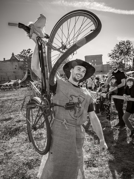Berlin Pedäl Bättle, Team-Wettkampf im mittelalterlichen Look mit Fahrrad "Veloziped", Schild und Lanze. Die Disziplinen sind: Tjosten, Rolandsreiten, Ritzelstechen, Tauziehen, Nüsse knacken, Stahlrossweitwurf, Ritzelwerfen, Schwertkampf, Streitwagenkampf und -rennen, Trinkgelage und Sprüche kloppen. Berlin Rummelsburg, 03.10.2015