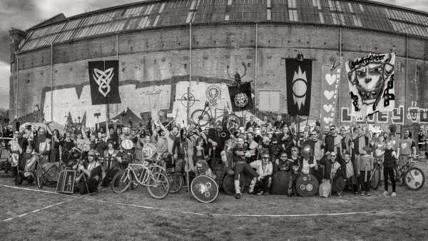 Berlin Pedäl Bättle, Team-Wettkampf im mittelalterlichen Look mit Fahrrad "Veloziped", Schild und Lanze. Die Disziplinen sind: Tjosten, Rolandsreiten, Ritzelstechen, Tauziehen, Nüsse knacken, Stahlrossweitwurf, Ritzelwerfen, Schwertkampf, Streitwagenkampf und -rennen, Trinkgelage und Sprüche kloppen. Berlin Rummelsburg, 03.10.2015