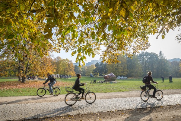 Fahrradfahren in der Stadt. Hier: Tiergarten. Berlin, 29.10.2015
