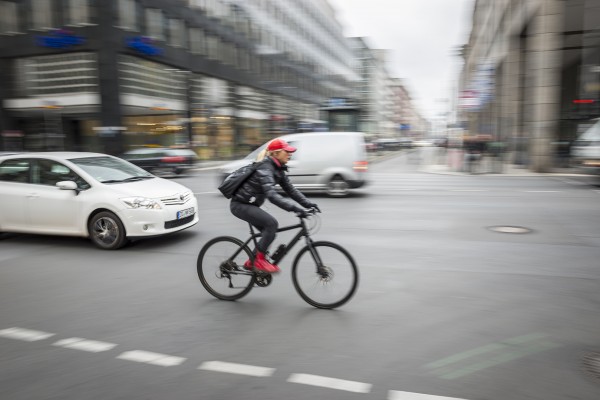 Fahrradfahren in der Stadt. Hier: Leipziger Straße, Berlin-Mitte. Berlin, 13.10.2015