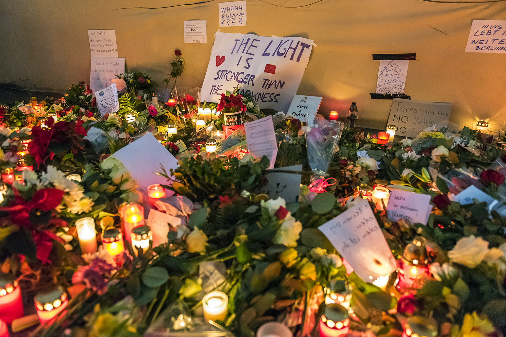 Kerzen und Blumen am Abend nach dem Terroranschlag auf dem Weihnachtsmarkt am Breitscheidplatz.  Berlin Charlottenburg, 20.12.2016
