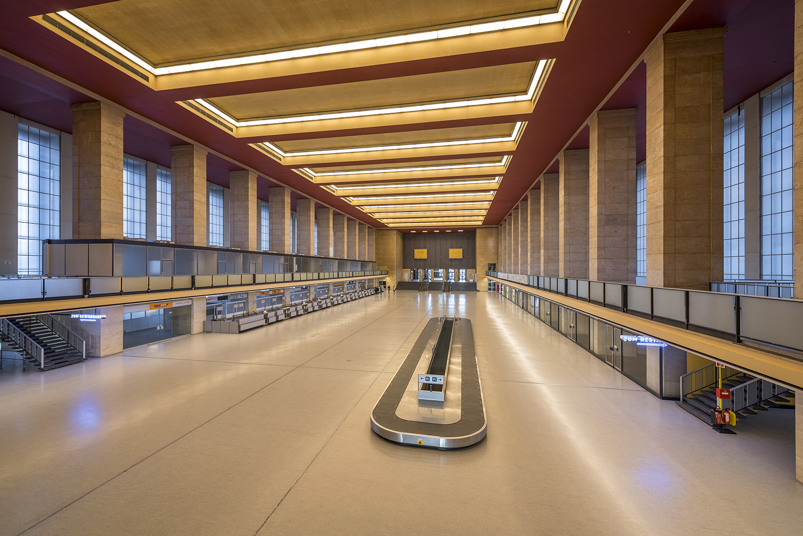 Ehemalige Eingangshalle vom Flughafen Tempelhof. Steht unter Denkmalschutz. Berlin-Tempelhof, 16.01.2017