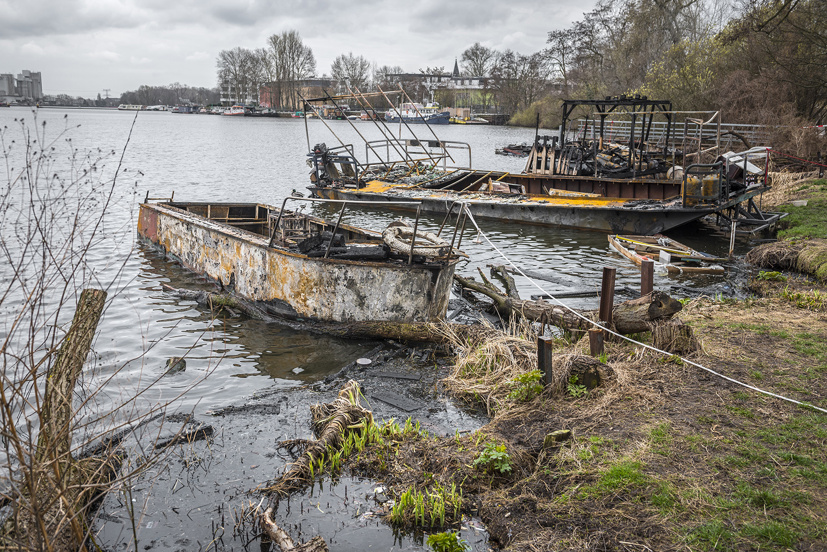 Ausgebrannte Boote von Lummerland, am Tag nach dem Brand. Rummelsburger Bucht, Berlin Lichtenberg, 23.03.2017