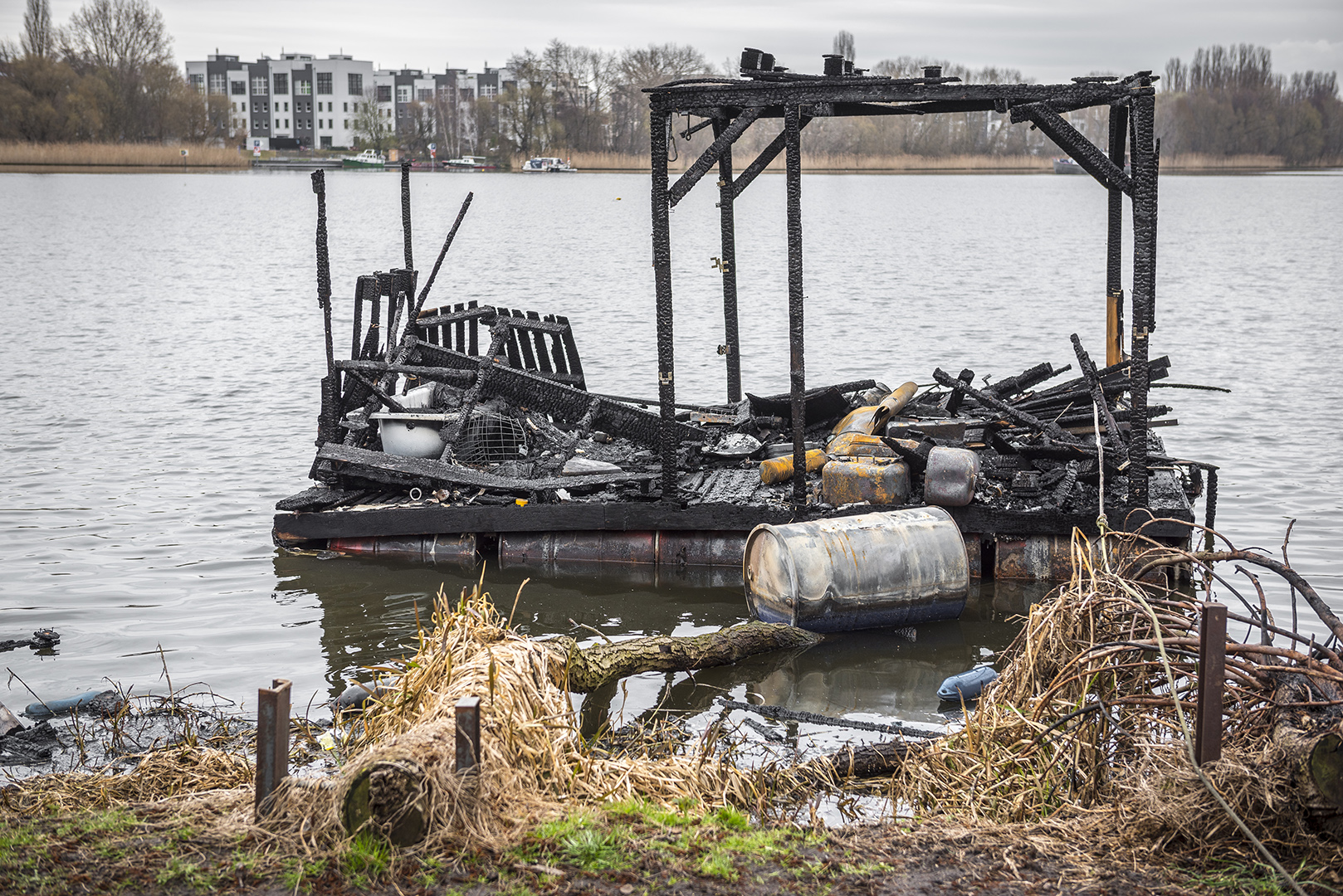 Ausgebrannte Boote von Lummerland, am Tag nach dem Brand. Rummelsburger Bucht, Berlin Lichtenberg, 23.03.2017