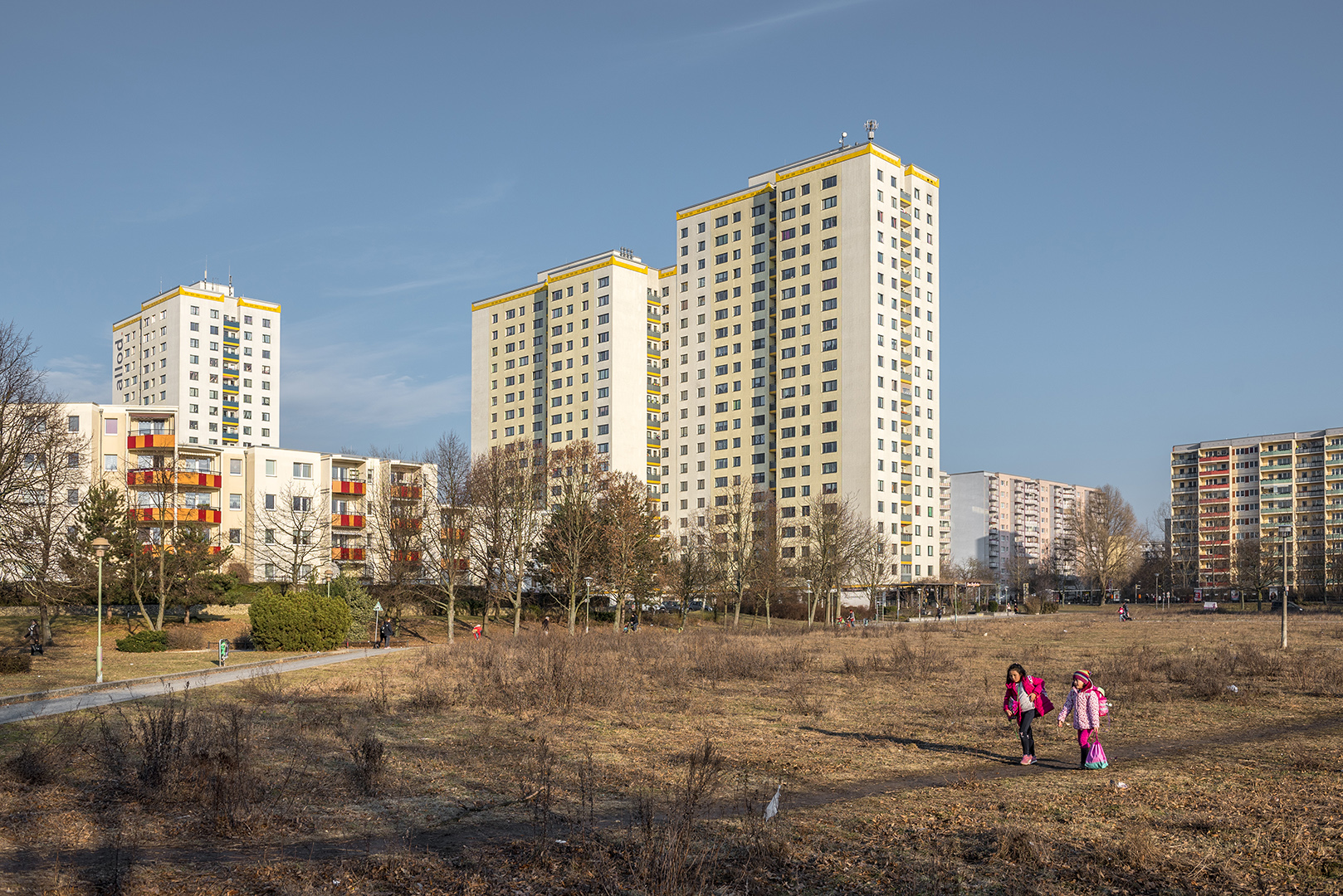 Gelände an der Ludwig-Renn-Straße, mit angrenzenden Plattenbauten. Berlin-Marzahn, 16.02.2017