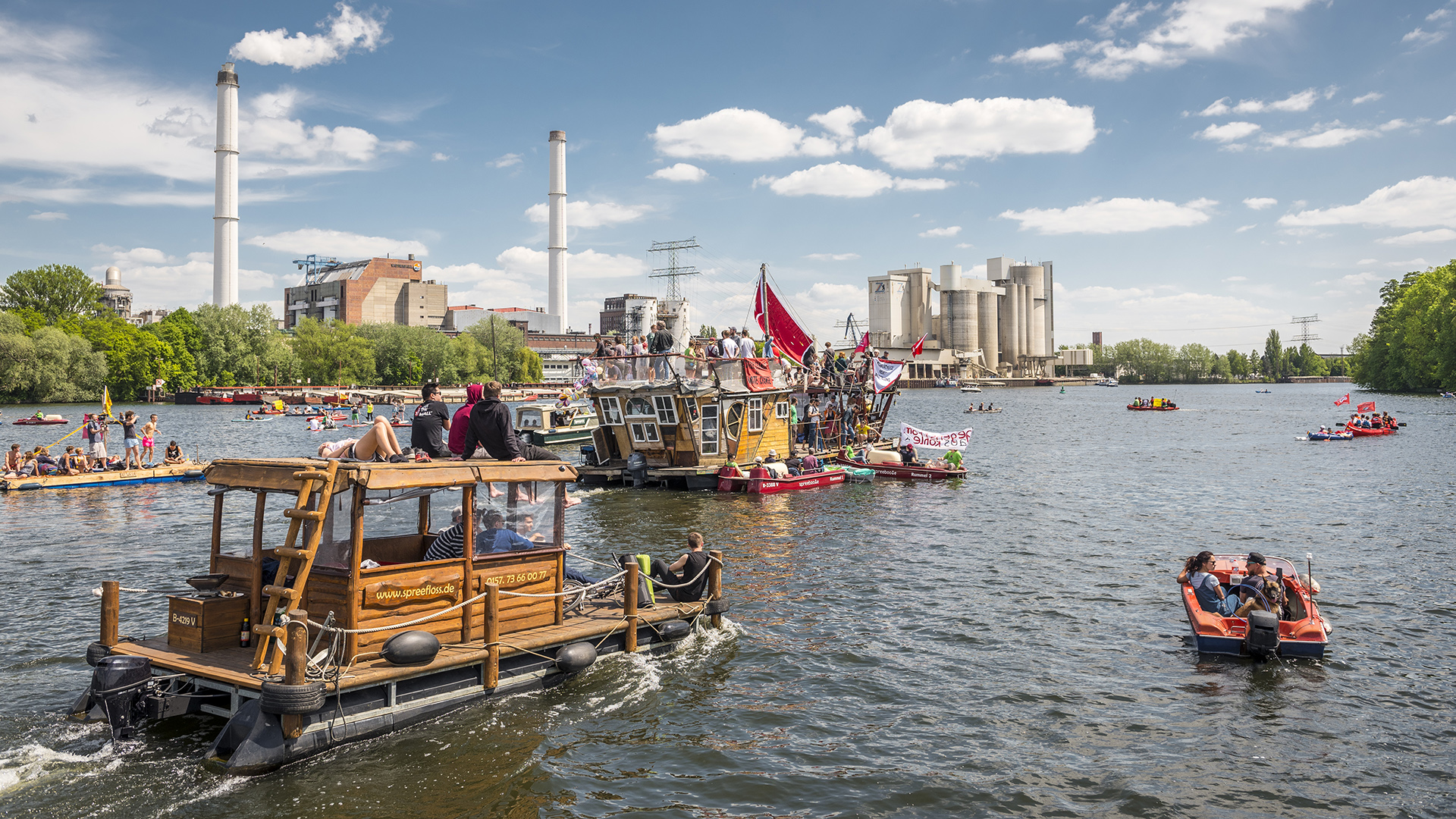 "Coal and Boat" Bootsdemo, für die Abschaltung des Braunkohlekraftwerks Klingenberg (links im Bild), welches ab 24. Mai 2017 mit Gas betrieben wird. Berlin Lichtenberg, 21.05.2017